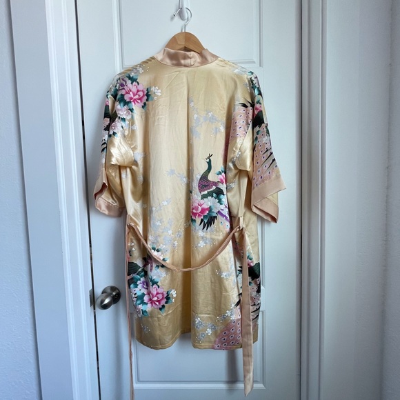 CREAM-COLORED SILK ROBE FROM VIETNAM - Picture 9 of 10